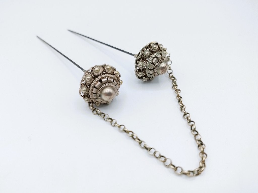 Zilveren mutsenspelden aan ketting, Zeeuwse knop, Verzenden, Zilver