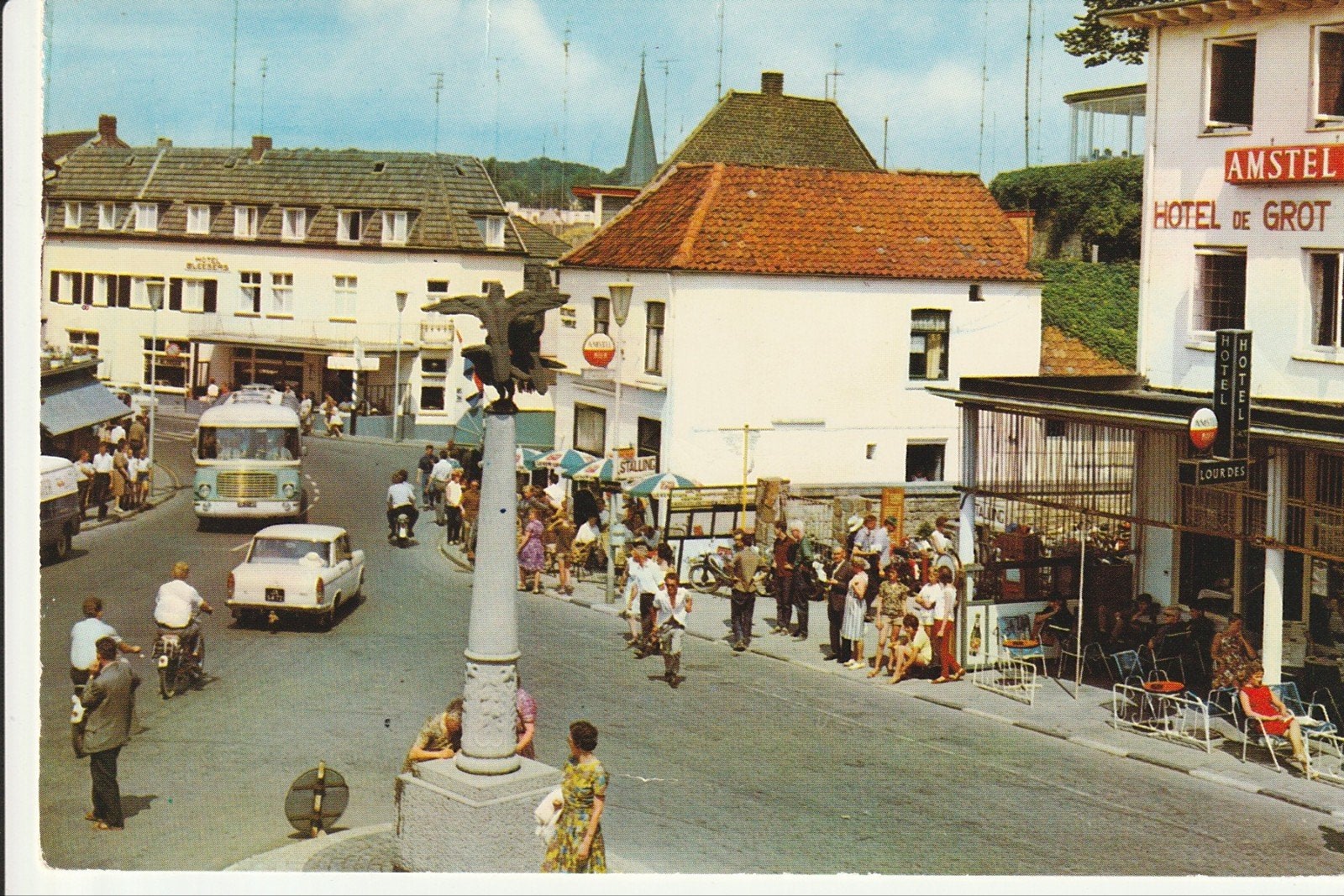 VALKENBURG GRENDELPLEIN BEELD HORECA TERRASSEN AUTO TOURBUS, Ophalen of Verzenden, 1960 tot 1980, Gelopen, Limburg