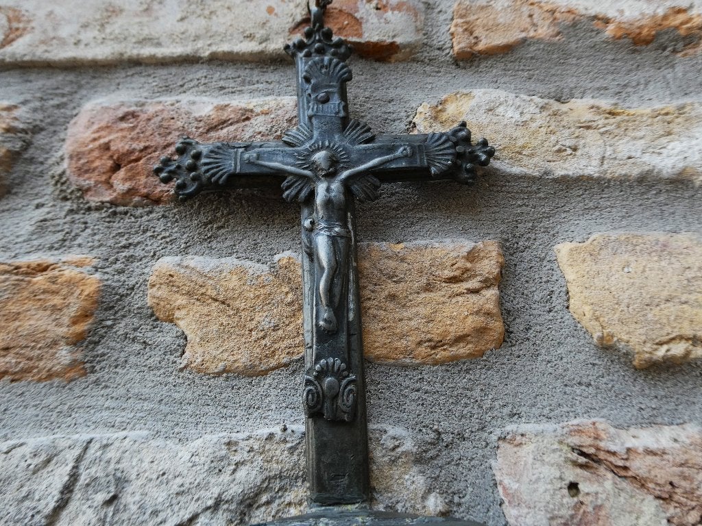 Tinnen wijwaterbakje met crucifix corpus Jezus ca. 1850 tin, Ophalen of Verzenden