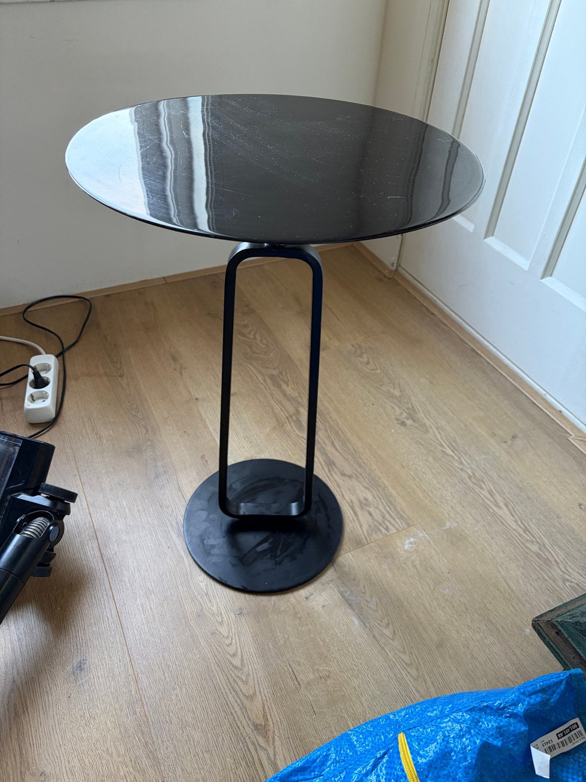 Moderne zwarte bijzettafel met glimmend blad, Ophalen, Minder dan 55 cm, Gebruikt, Metaal of Aluminium