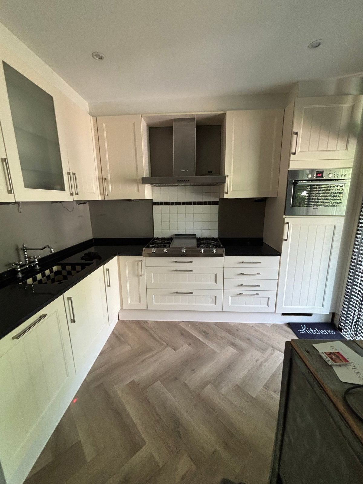 Complete keuken met Bosch apparatuur en hardstenen blad, Huis en Inrichting, Keuken | Complete keukens, Ophalen, Gebruikt, Wit
