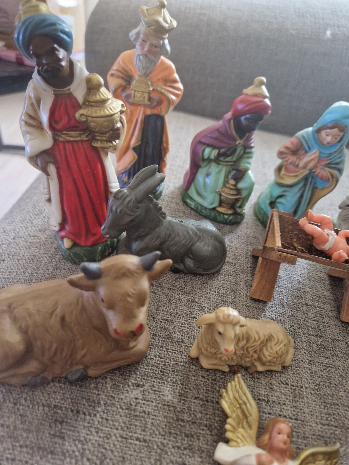 Vintage kerststal met beeldjes, engel, dieren en kribbe, Ophalen of Verzenden, Gebruikt