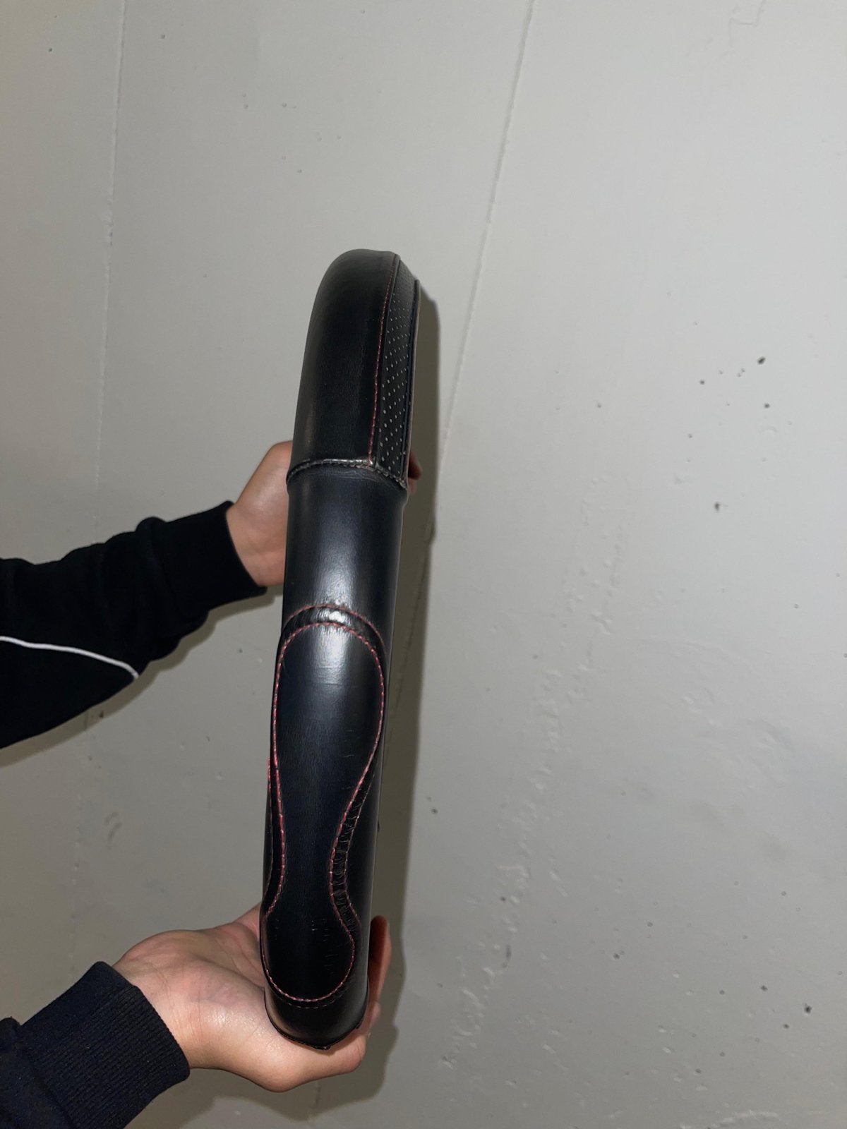Stuurhoes zwart met rode stiksels, Ophalen of Verzenden, Zo goed als nieuw