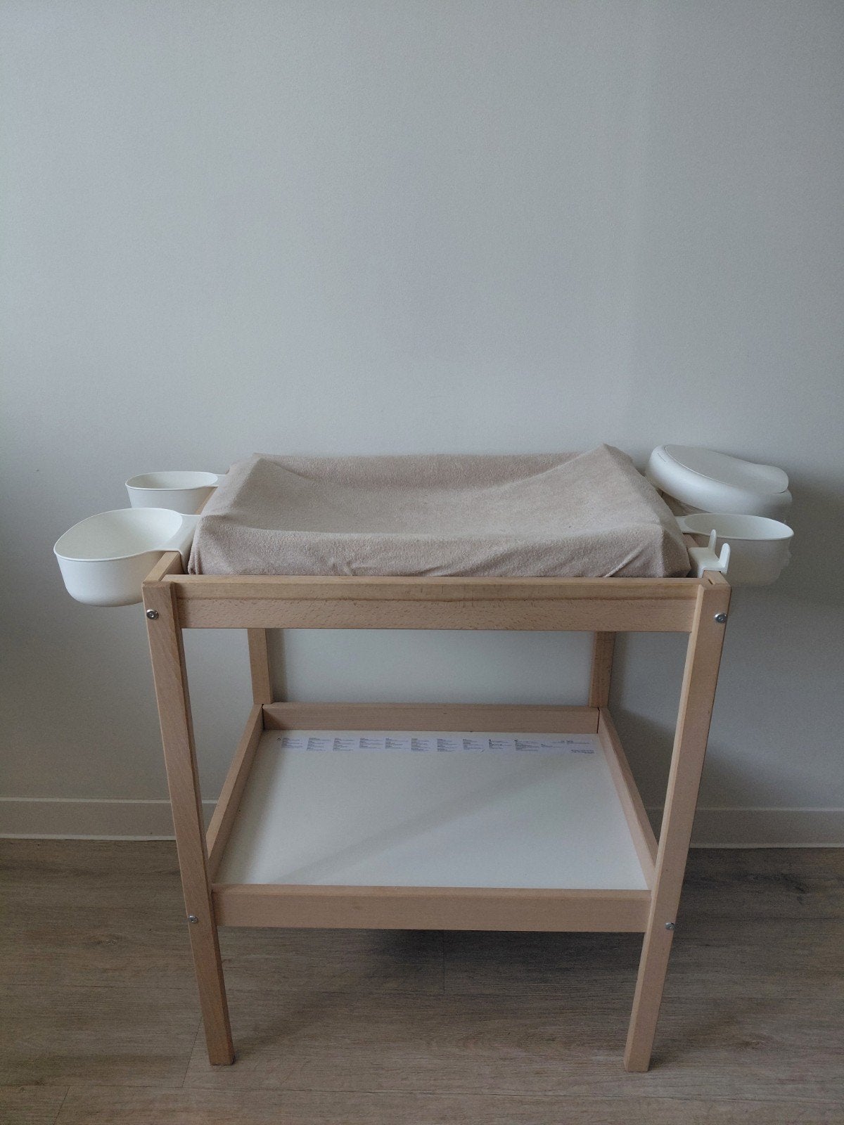 Houten Aankleedtafel - IKEA, Kinderen en Baby's, Badjes en Verzorging, Aankleedkussen, Zo goed als nieuw, Standaard, Ophalen