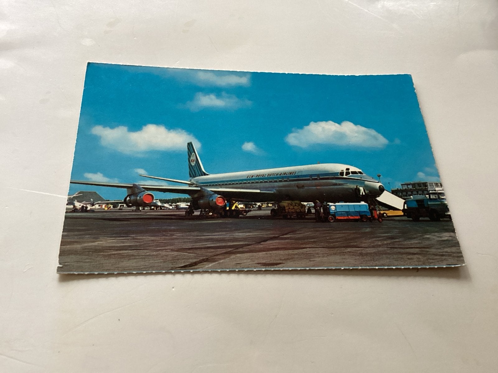 Oude KLM vliegtuig ansichtkaart - Schiphol, Verzamelen, Ophalen of Verzenden, 1960 tot 1980, Ongelopen, Noord-Holland
