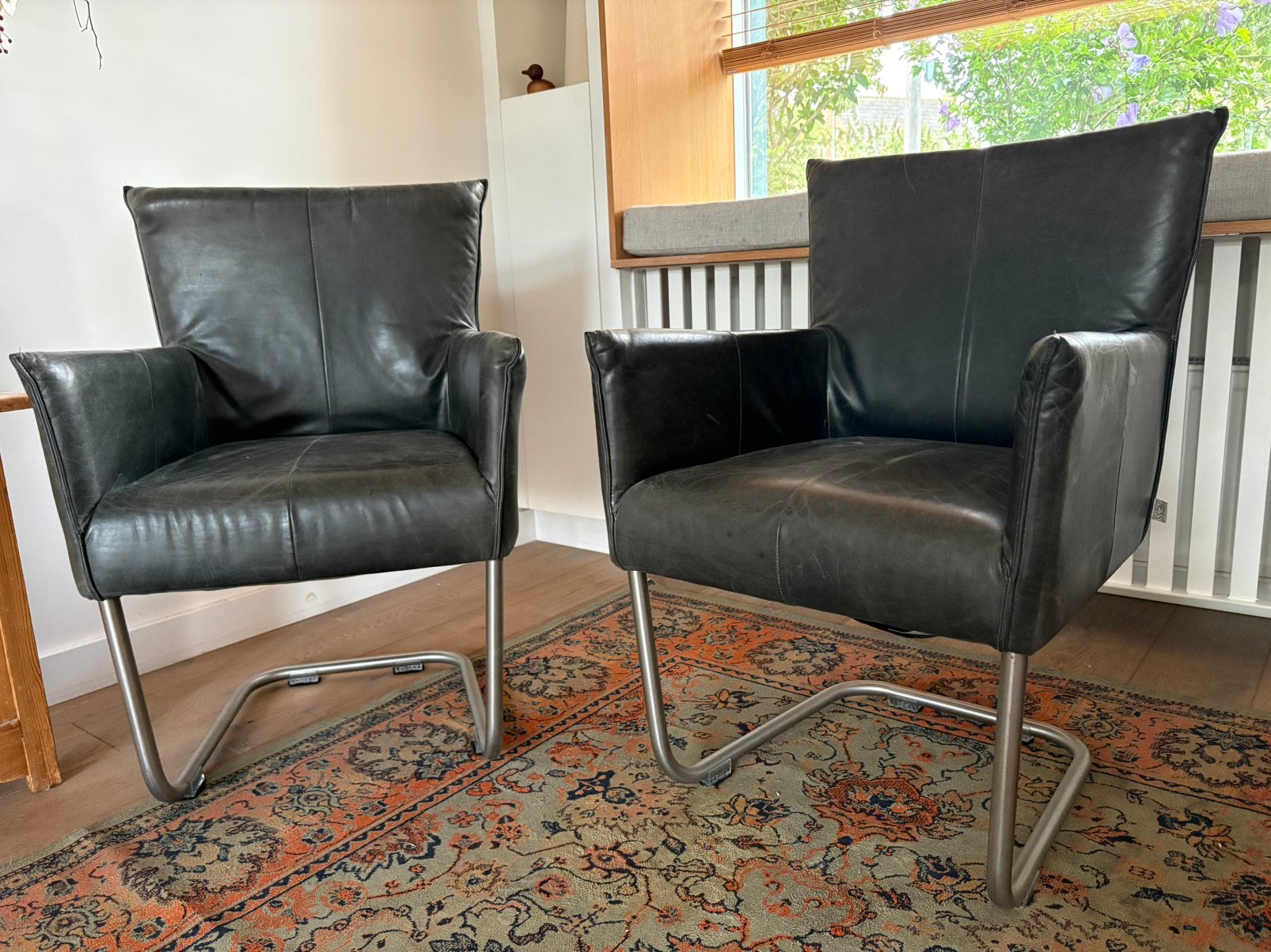 2 zwarte Jess Design stoelen (totaalprijs), Ophalen, Gebruikt, Twee, Zwart