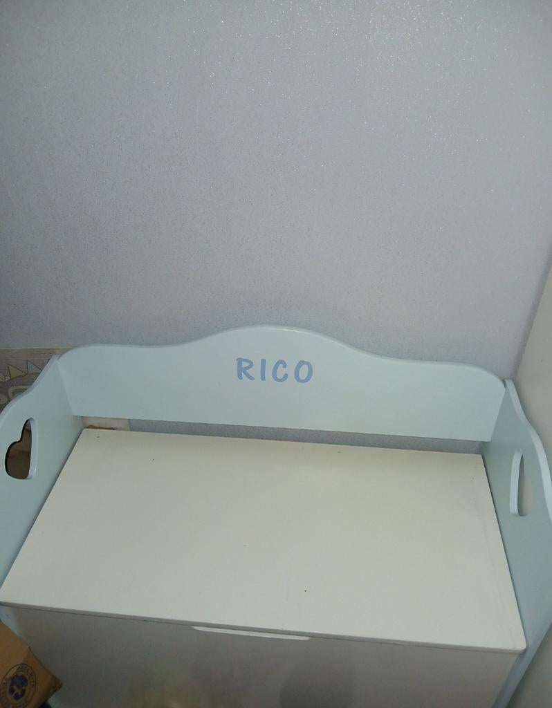 Bijna gratis speelgoedkist met naam 'Rico' overschilderbaar, Ophalen of Verzenden, Stoel(en)
