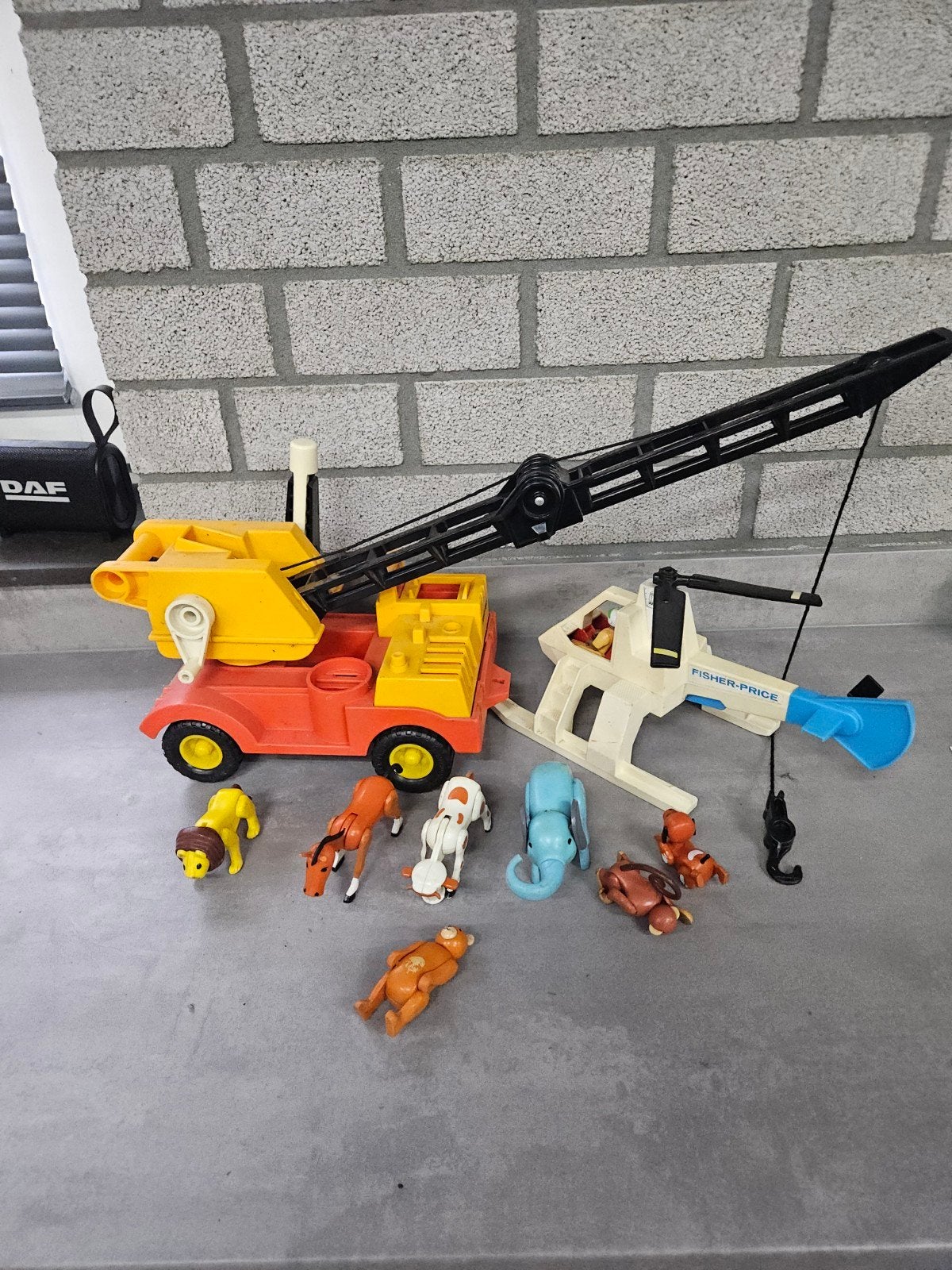 Vintage fisher price poppetjes speelgoed  kraan helikopter, Ophalen of Verzenden, Gebruikt, Speelset