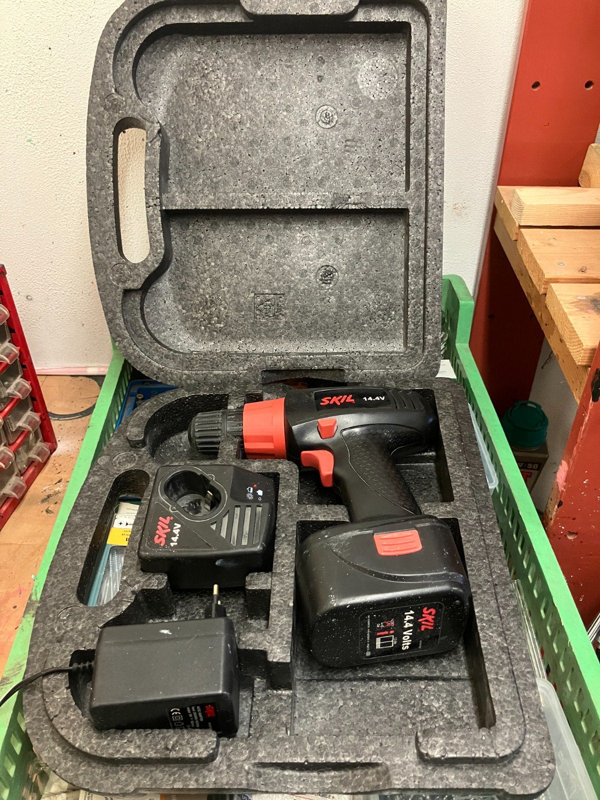SKIL Accuboormachine 14.4V – Inclusief Lader en Koffer, Ophalen, Zo goed als nieuw, Boor- en Schroefmachine