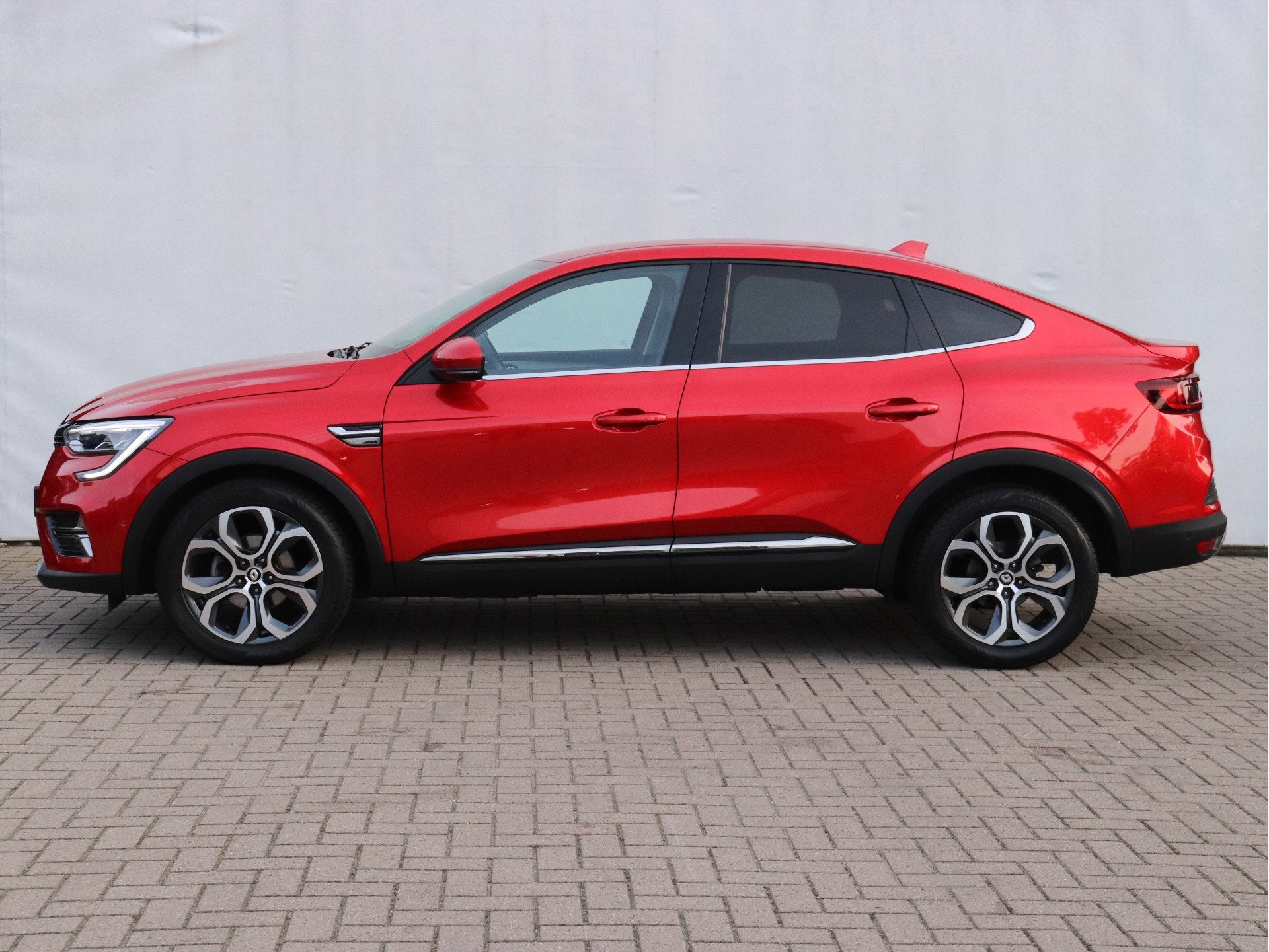 Renault Arkana 1.3 TCe 140 EDC AUTOMAAT / CAMERA / TREKHAAK, Gebruikt, 4 cilinders, Leder en Stof, SUV of Terreinwagen