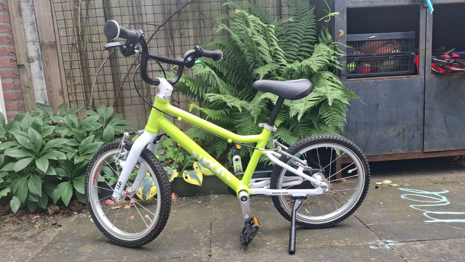 Woom 3 limoengroen met standaard, Fietsen en Brommers, Fietsen | Kinderfietsjes, Ophalen of Verzenden, Zo goed als nieuw, Minder dan 16 inch