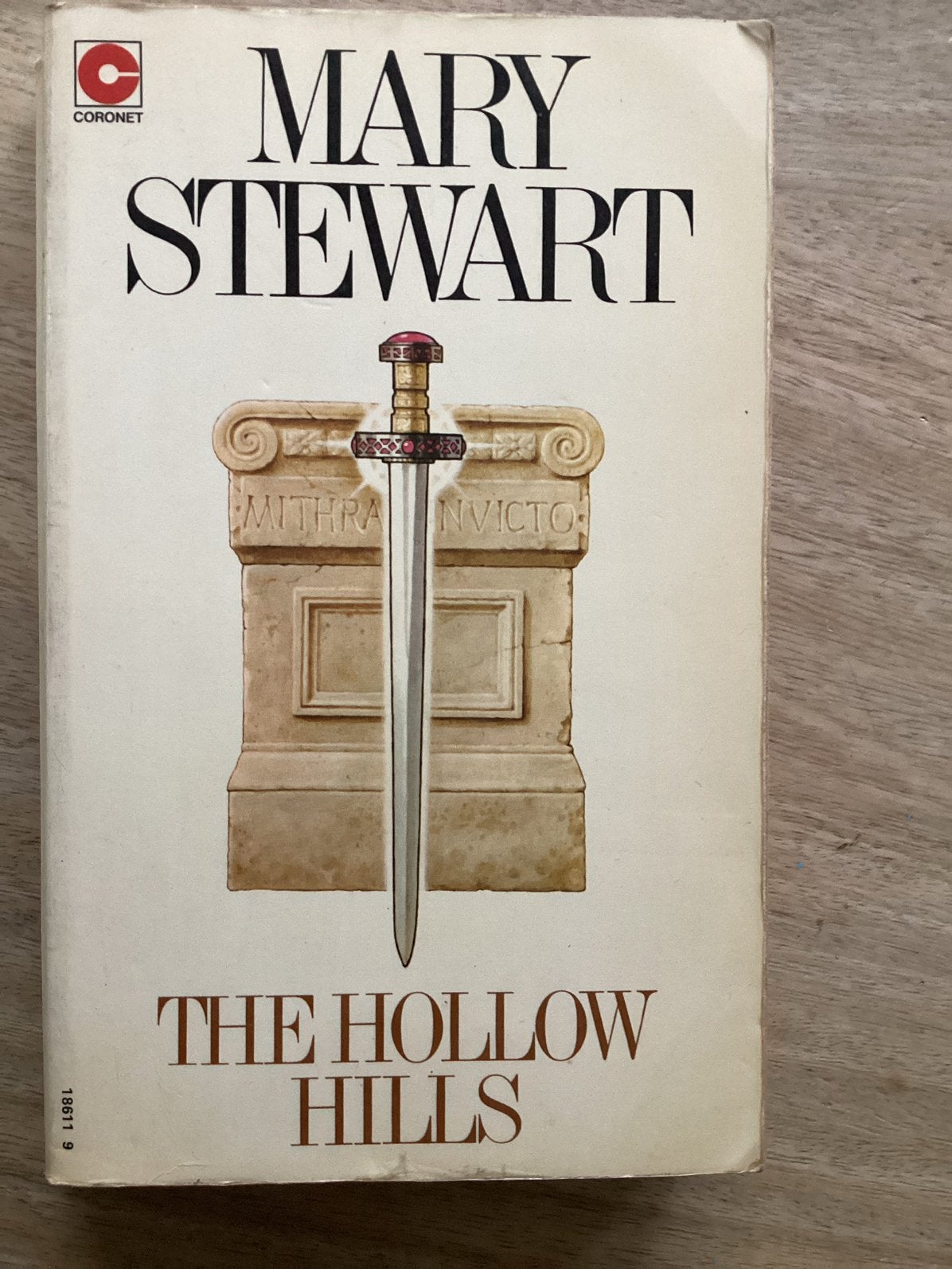 The Hollow Hills - Mary Stewart, Boeken, Romans, Ophalen of Verzenden, Gelezen, Amerika
