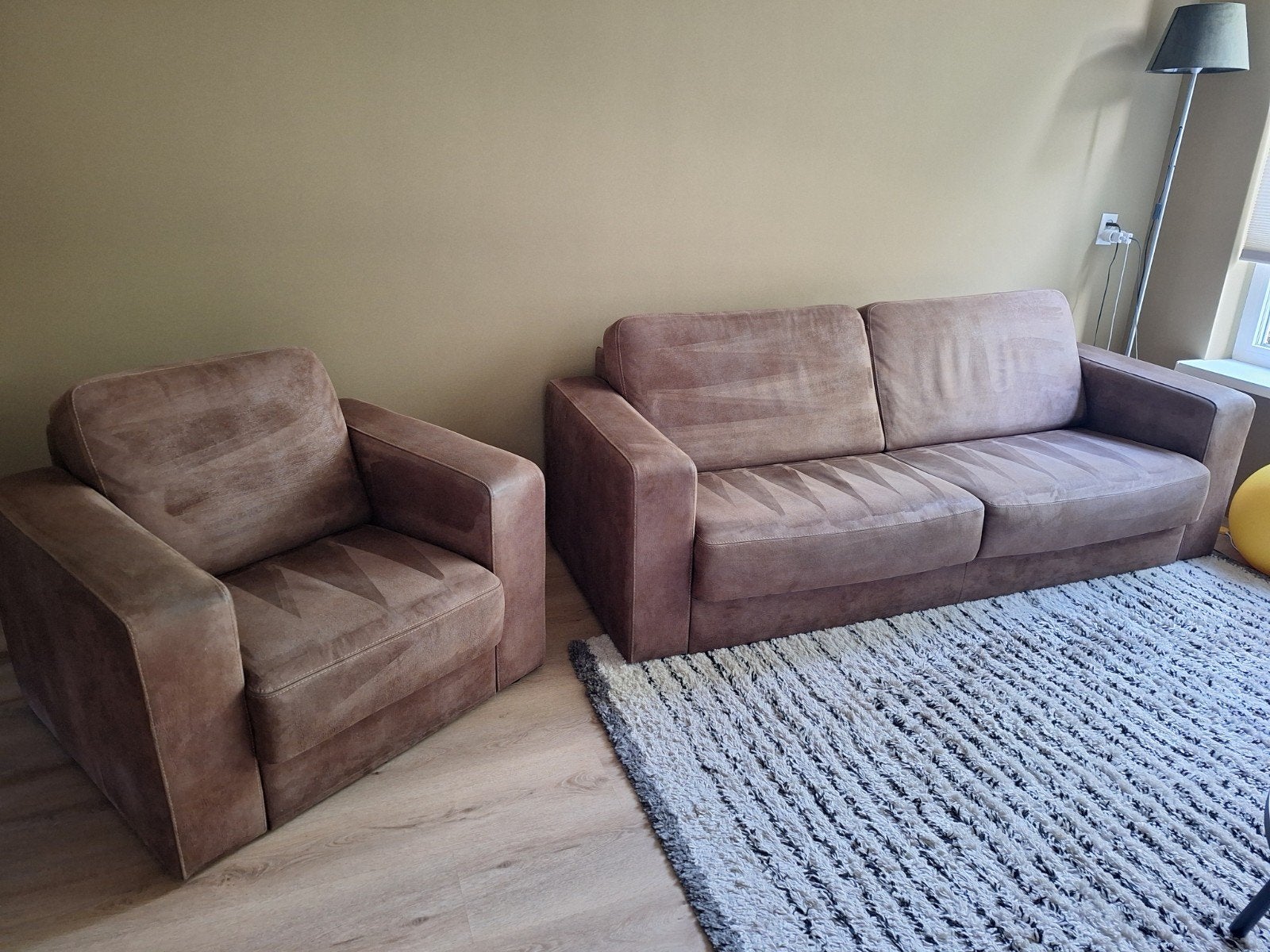 Cognac kleurige suède bank + fauteuil, Ophalen, Zo goed als nieuw, Leer