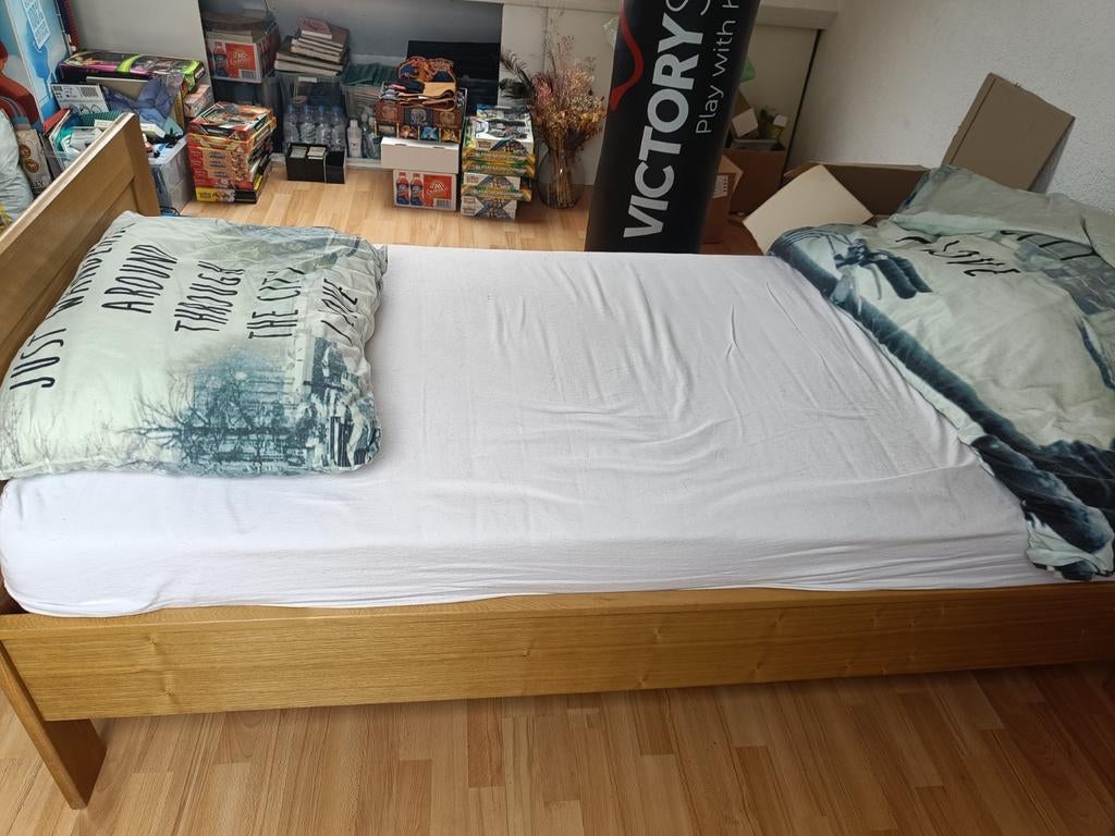 Eenpersoonsbed met matras en beddengoed, Ophalen, Gebruikt