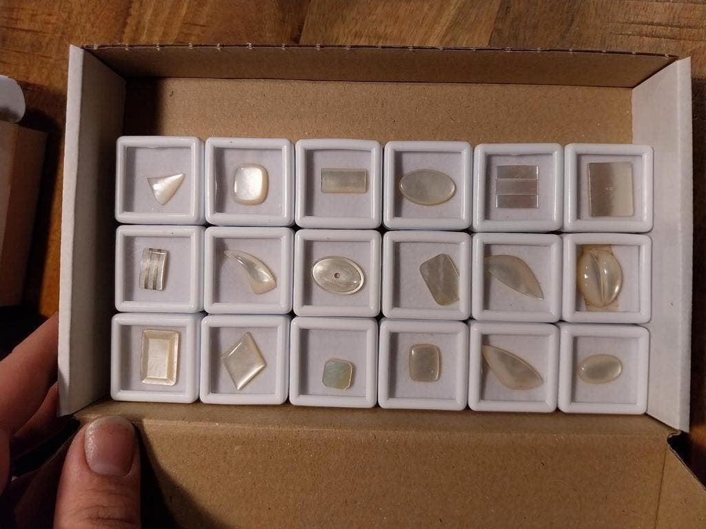 Lot met verschillende parelmoer cabochons en zegelstenen, Ophalen of Verzenden