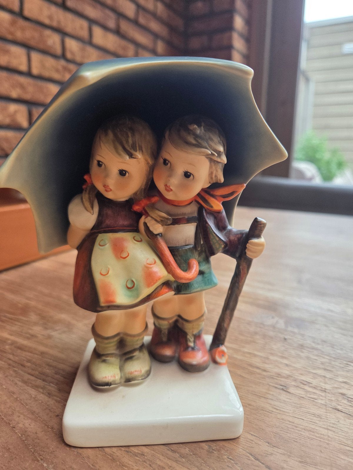Vintage Hummel beeldje: Twee kinderen onder paraplu, Verzamelen, Beelden en Beeldjes, Ophalen of Verzenden