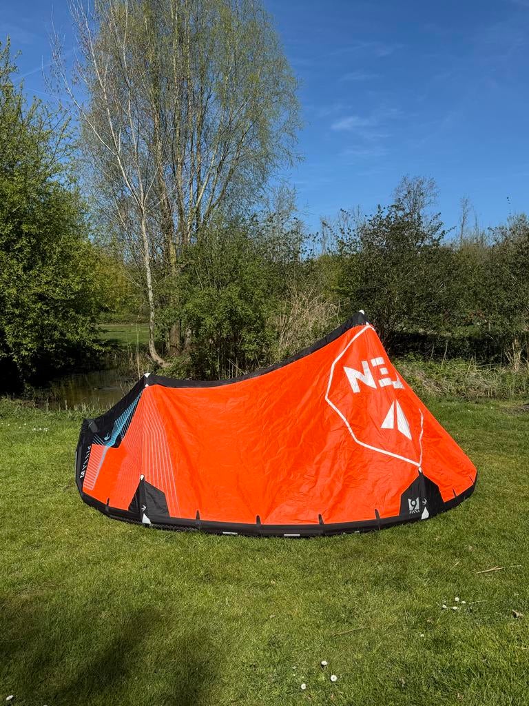 Kite 9m2 TEN Pinna V2 2024 met bar + pomp, zo goed als nieuw, Ophalen, Kitesurf-set, 9 m², Geen board