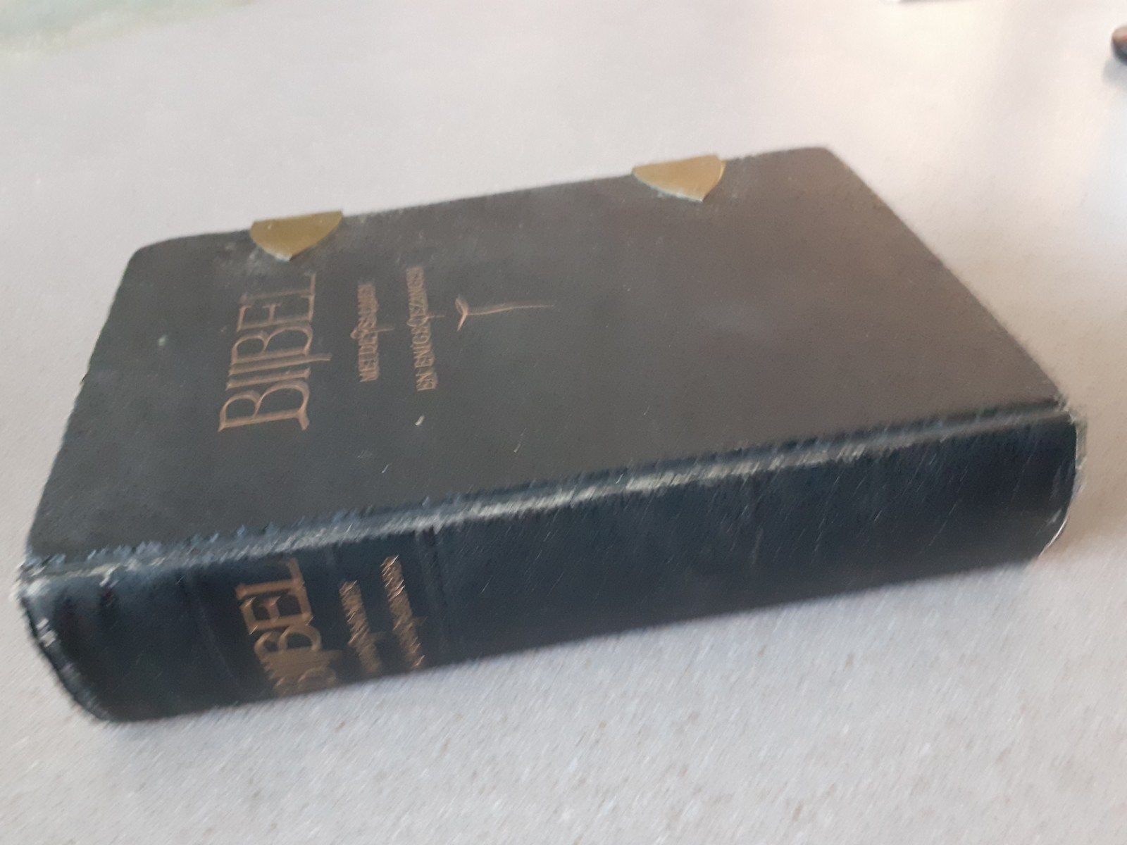 Vintage gezinsbijbel Statenvertaling met messing sluiting, Antiek en Kunst, Verzenden, Statenvertaling