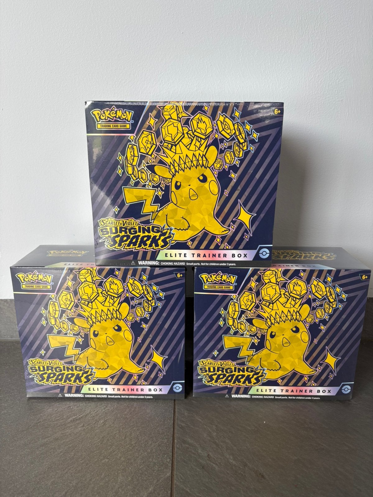 Pokemon Surging Sparks ETB, Ophalen of Verzenden, Nieuw, Boosterbox, Foil