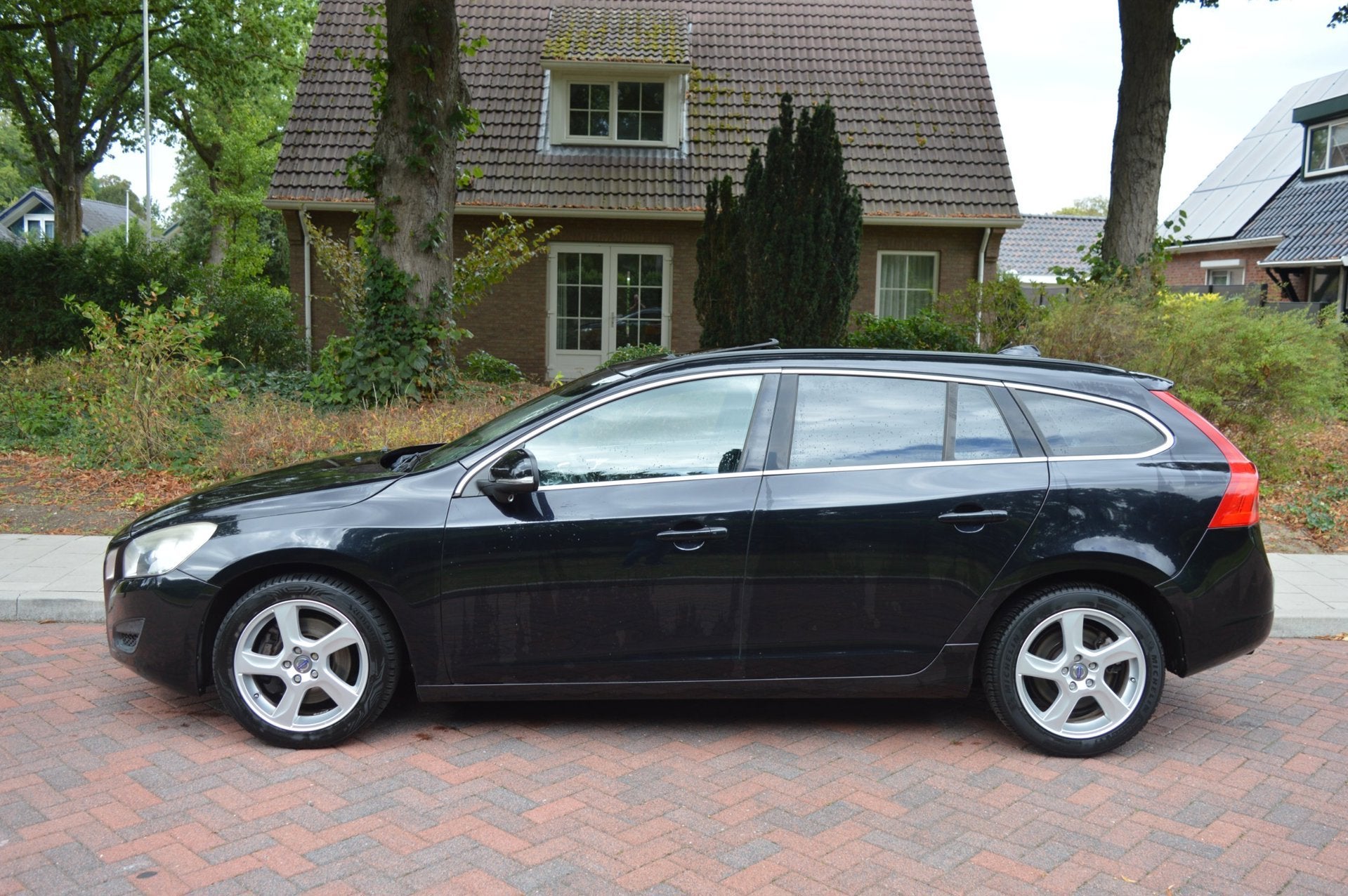 Volvo V60 2.0T Momentum, Auto's, Volvo, Zwart, 4 cilinders, 203 pk, Geïmporteerd