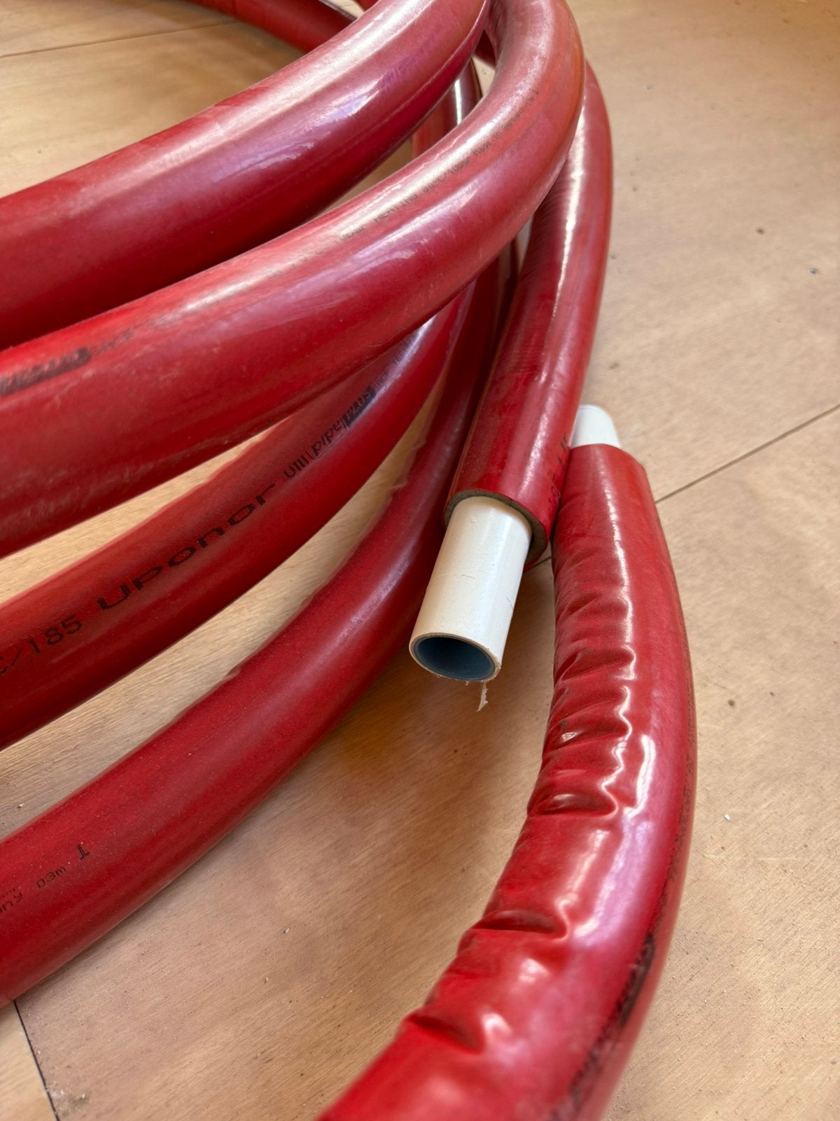 Uponor 32mm geisoleerd rood (waterleiding), Doe-het-zelf en Verbouw, Ophalen, Overige materialen, 6 meter of meer, Overige typen