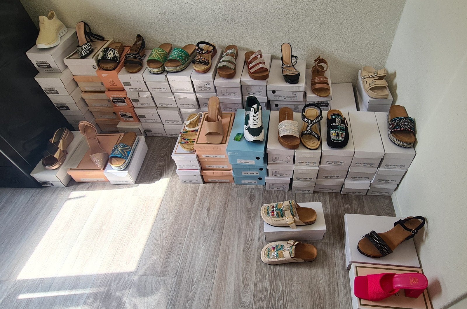 Grote partij diverse dames schoenen, nieuw in doos, Kleding | Dames, Nieuw, Ophalen, Slippers, Overige kleuren