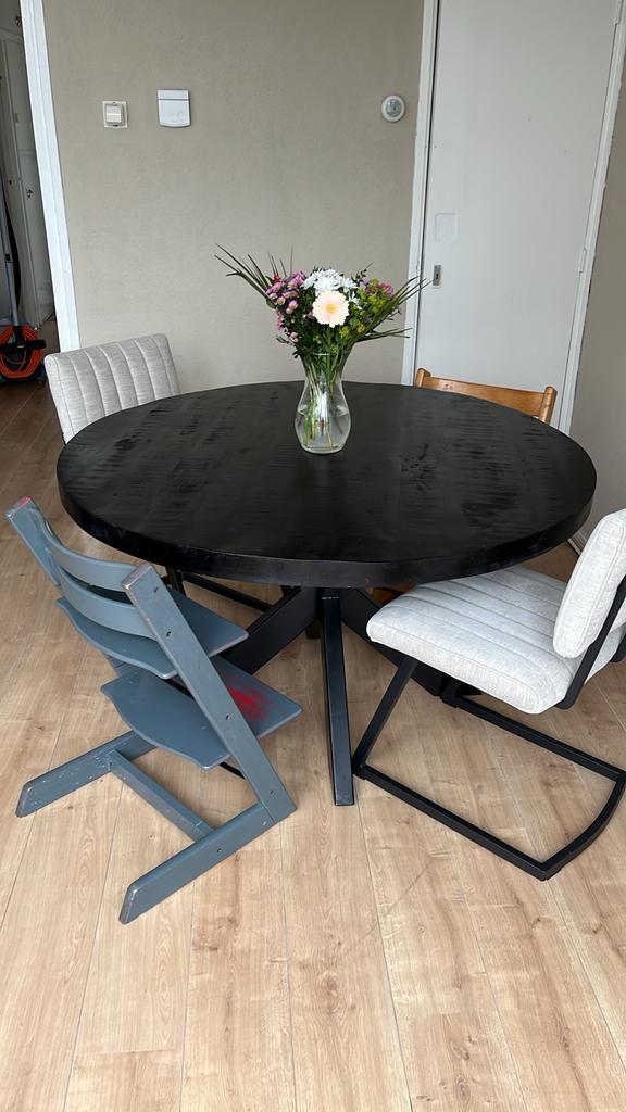 Stevige ronde eettafel, zwart, 130 cm diameter, Huis en Inrichting, Tafels | Eettafels, Ophalen, Gebruikt, 100 tot 150 cm, Rond