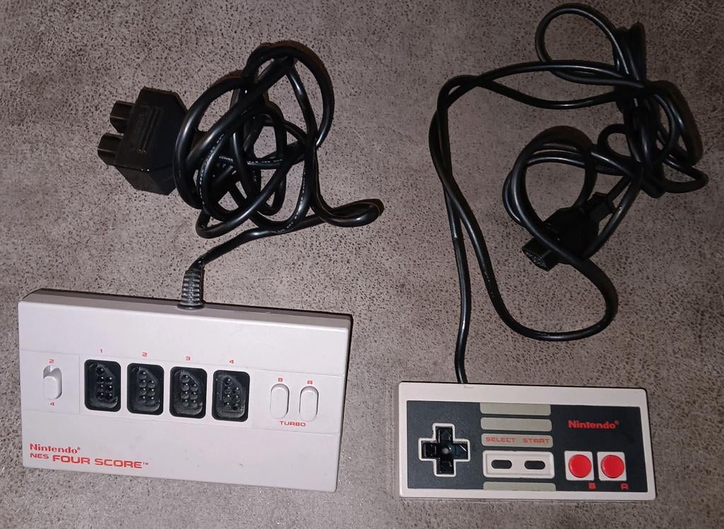 Nintendo NES Four Score Adapter - Speel met 4 spelers!, Ophalen of Verzenden, Gebruikt, Met 1 controller