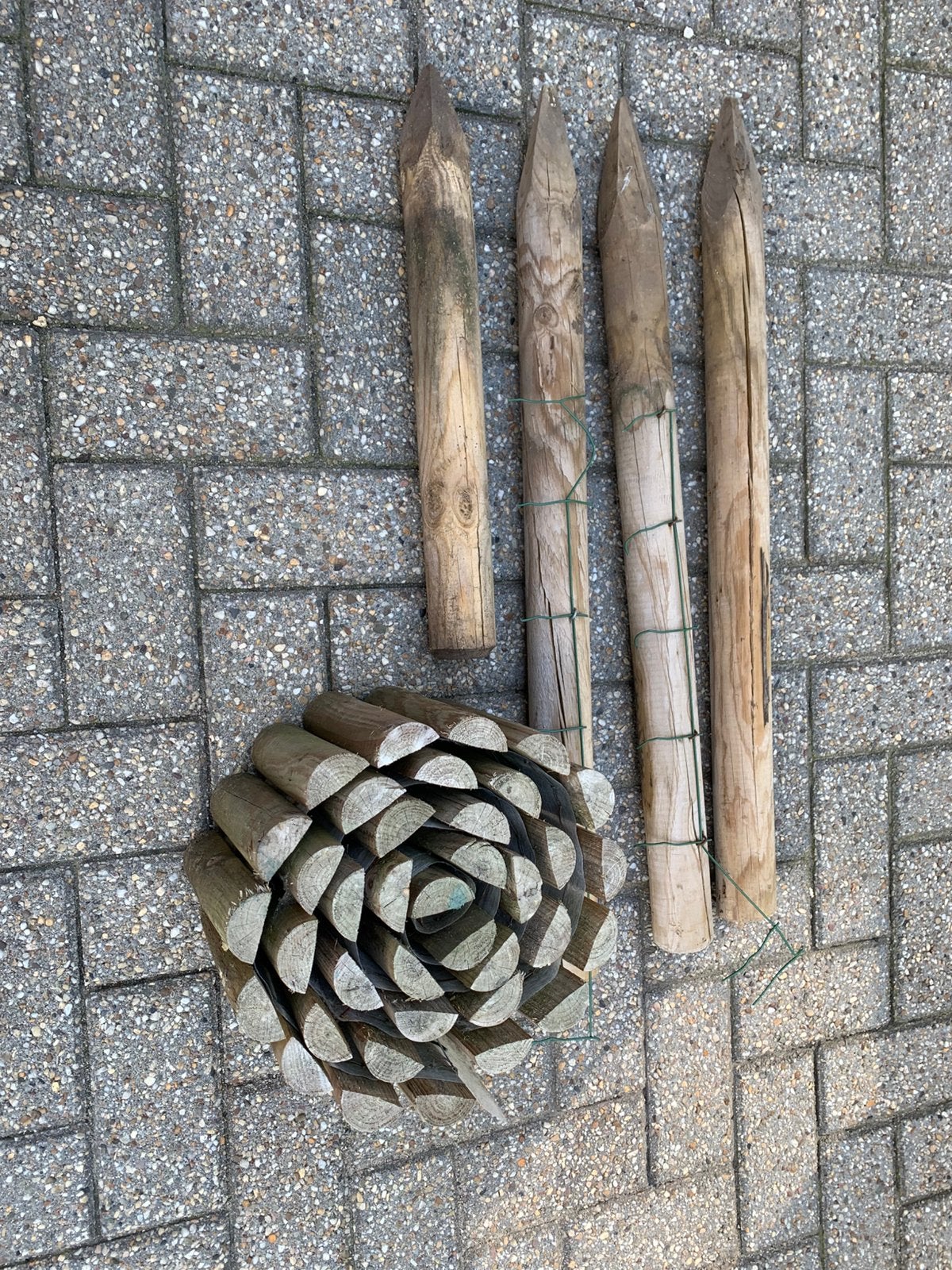 Borderrand en 4 ronde paaltjes, Tuin en Terras, Palen, Balken en Planken, Ophalen, Zo goed als nieuw, Minder dan 180 cm, Palen