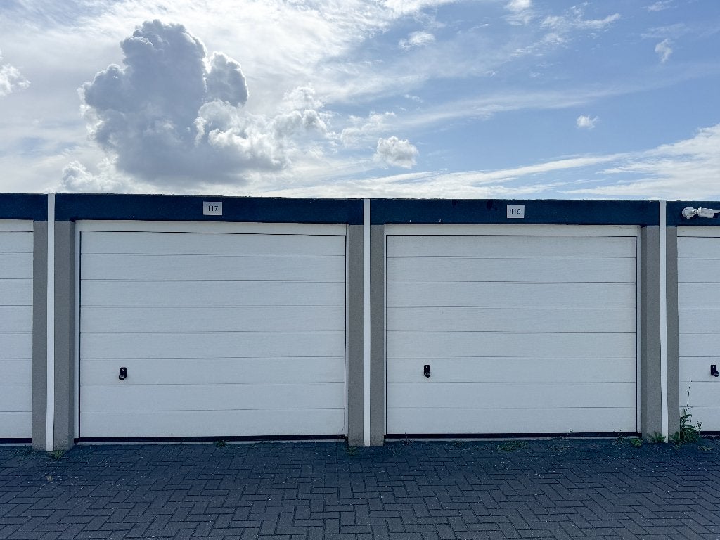 Beveiligde garagebox 18m2 te huur Bergschenhoek