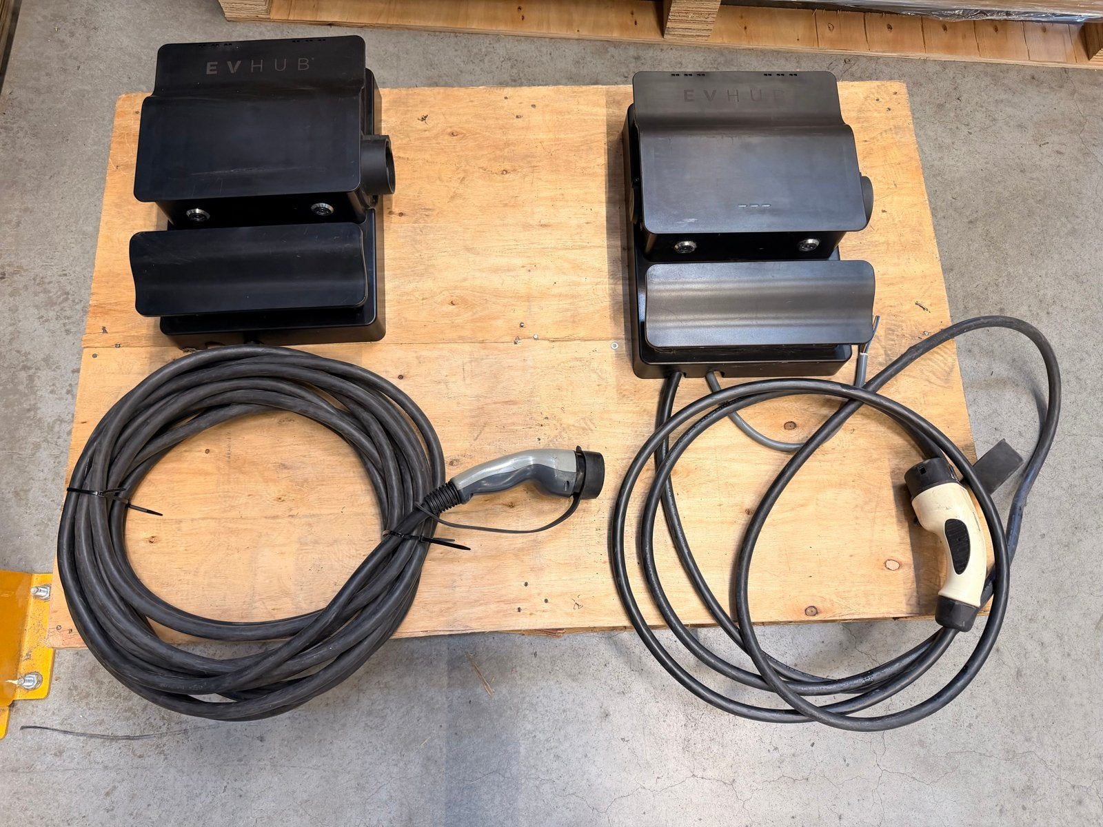 2 EVHUB 11 kW Laadpalen met kabels (5m en 10m), Ophalen of Verzenden, Gebruikt, Laadpaal