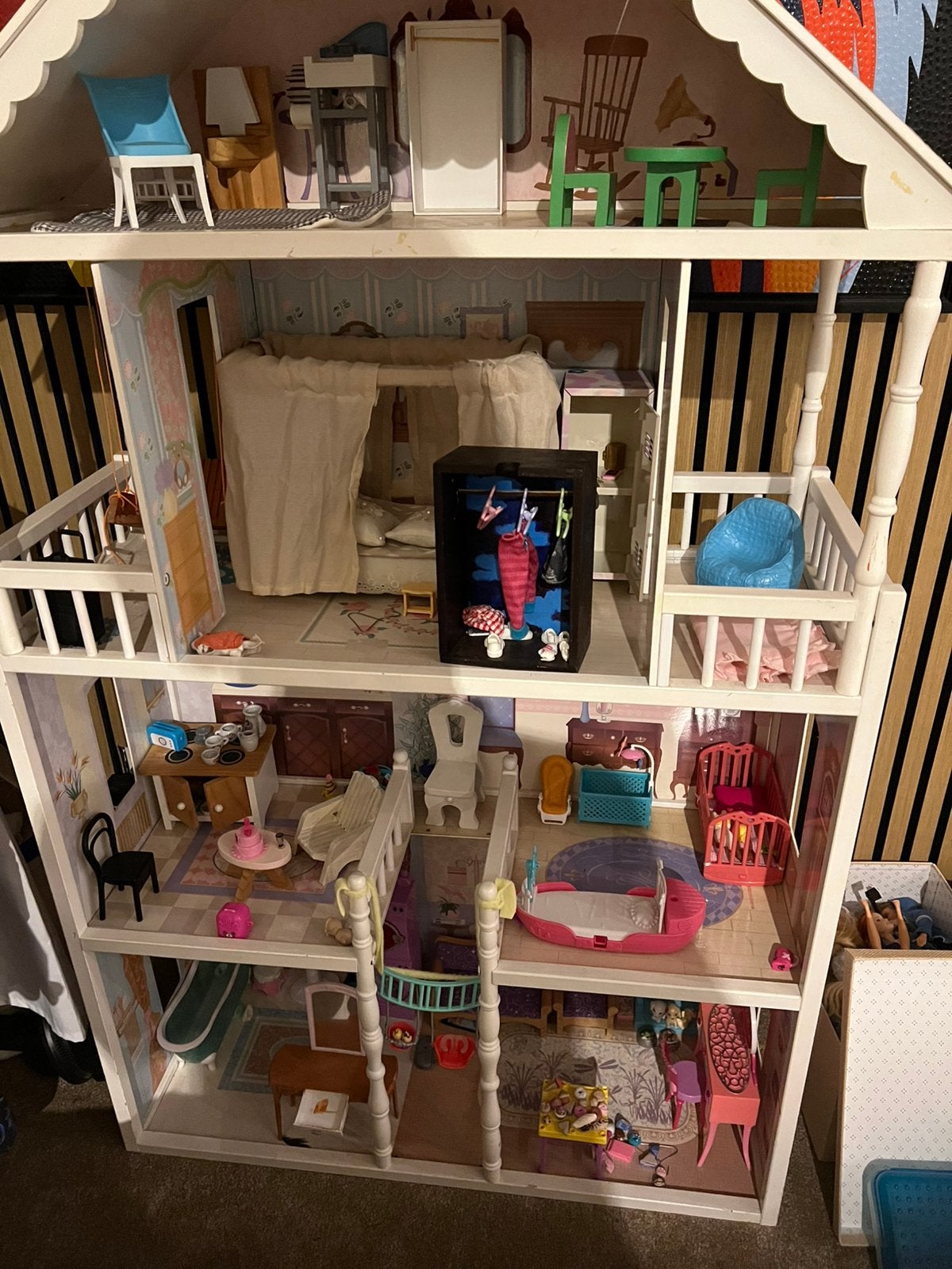 Groot houten poppenhuis met 4 etages en meubels, Ophalen, Gebruikt