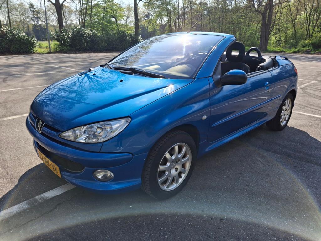 Peugeot 206 1.6 16V CC 2005 Blauw, Auto's, Voorwielaandrijving, Stof, Elektrische ramen, 4 cilinders