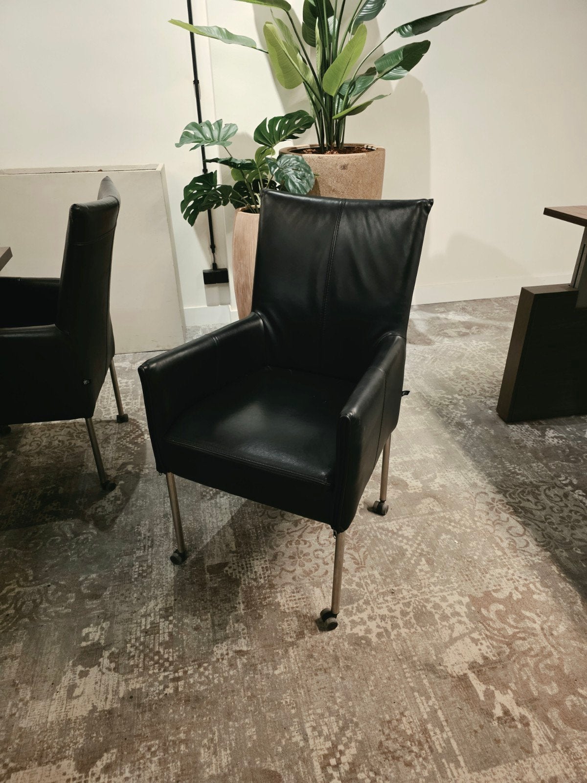 Mooie zwarte leren stoelen - 8 stuks beschikbaar, Huis en Inrichting, Stoelen, Ophalen, Zwart, Leer, Vijf, Zes of meer stoelen