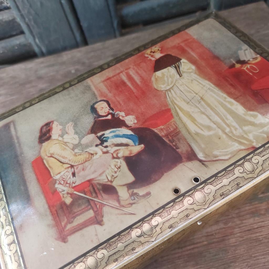 Brocante blik met dames, afmetingen 9 x 21 x 13 cm, Ophalen of Verzenden, Gebruikt, Koek(jes), Overige merken