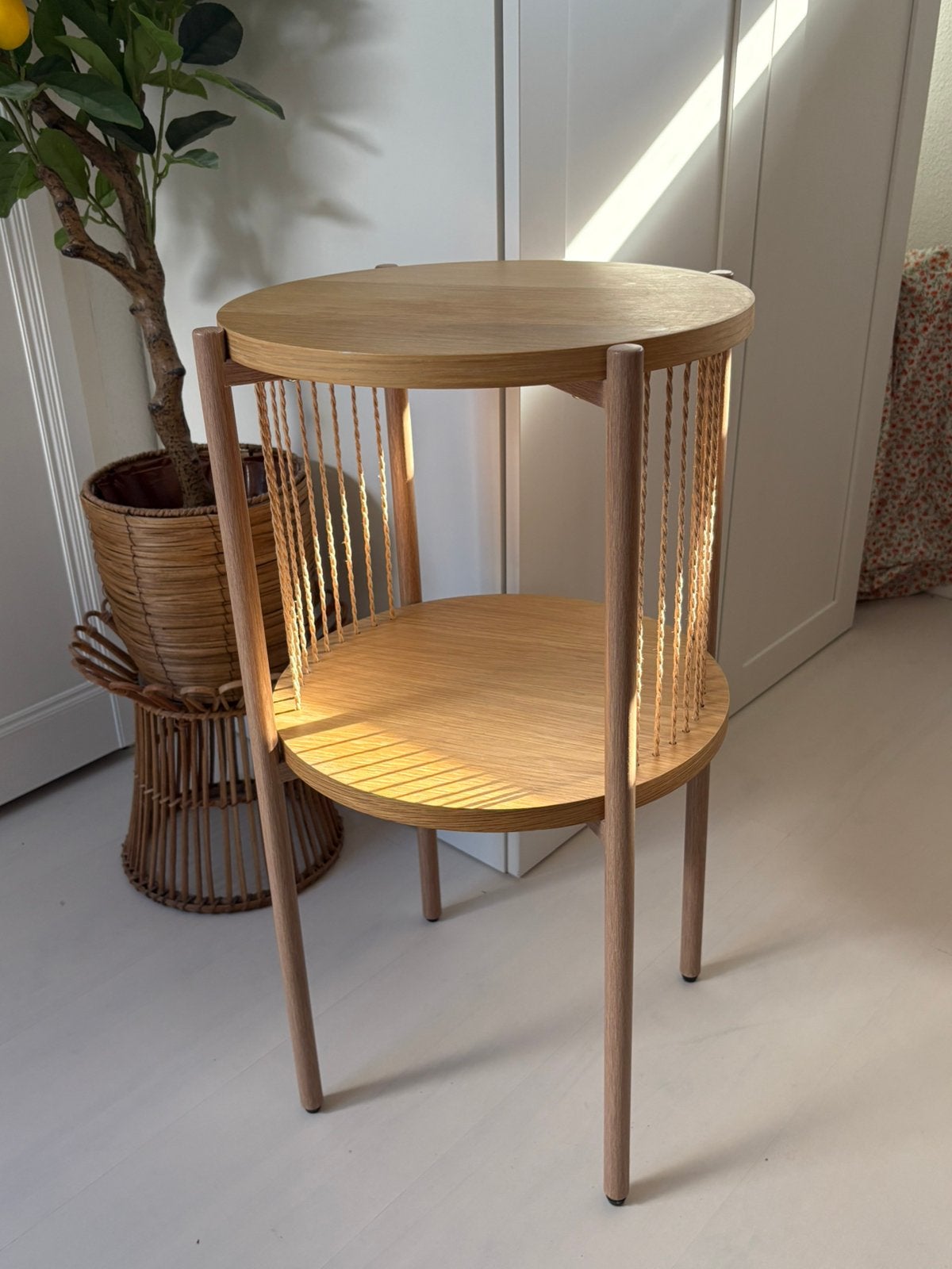 Nachtkastje / Bijzettafeltje JYSK, Metaal of Aluminium, Rond, Scandinavisch, 55 tot 75 cm