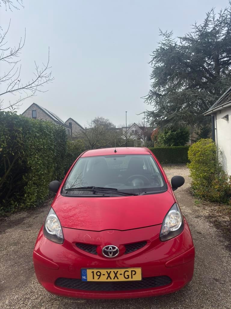 Toyota Aygo 2007 Rood, Auto's, Voorwielaandrijving, 4 stoelen, 68 pk, Origineel Nederlands
