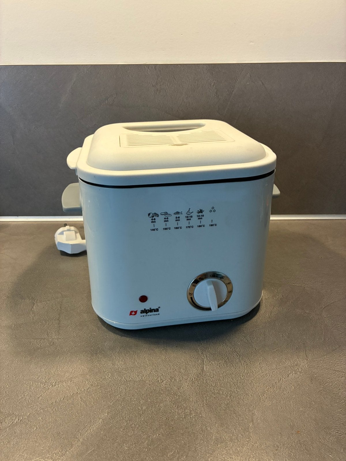 Kleine electrische frietpan/friteuse 800 watt (1,5 liter), Ophalen of Verzenden, Zo goed als nieuw