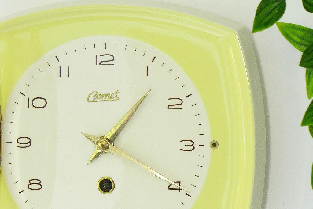 Vintage Keukenklok mechanische keramische Klok Geel jaren 60, Huis en Inrichting, Woonaccessoires | Klokken, Verzenden, Wandklok