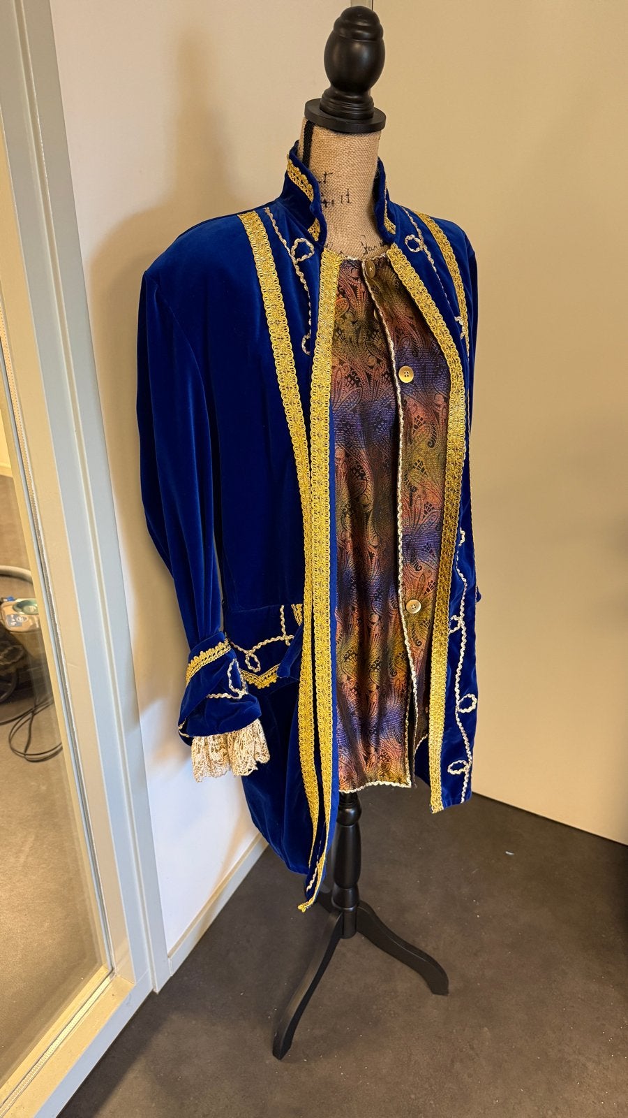 Prachtig blauw fluwelen Lakei kostuum maat L, Pak of Jurk, Ophalen of Verzenden, Zo goed als nieuw, Nvt
