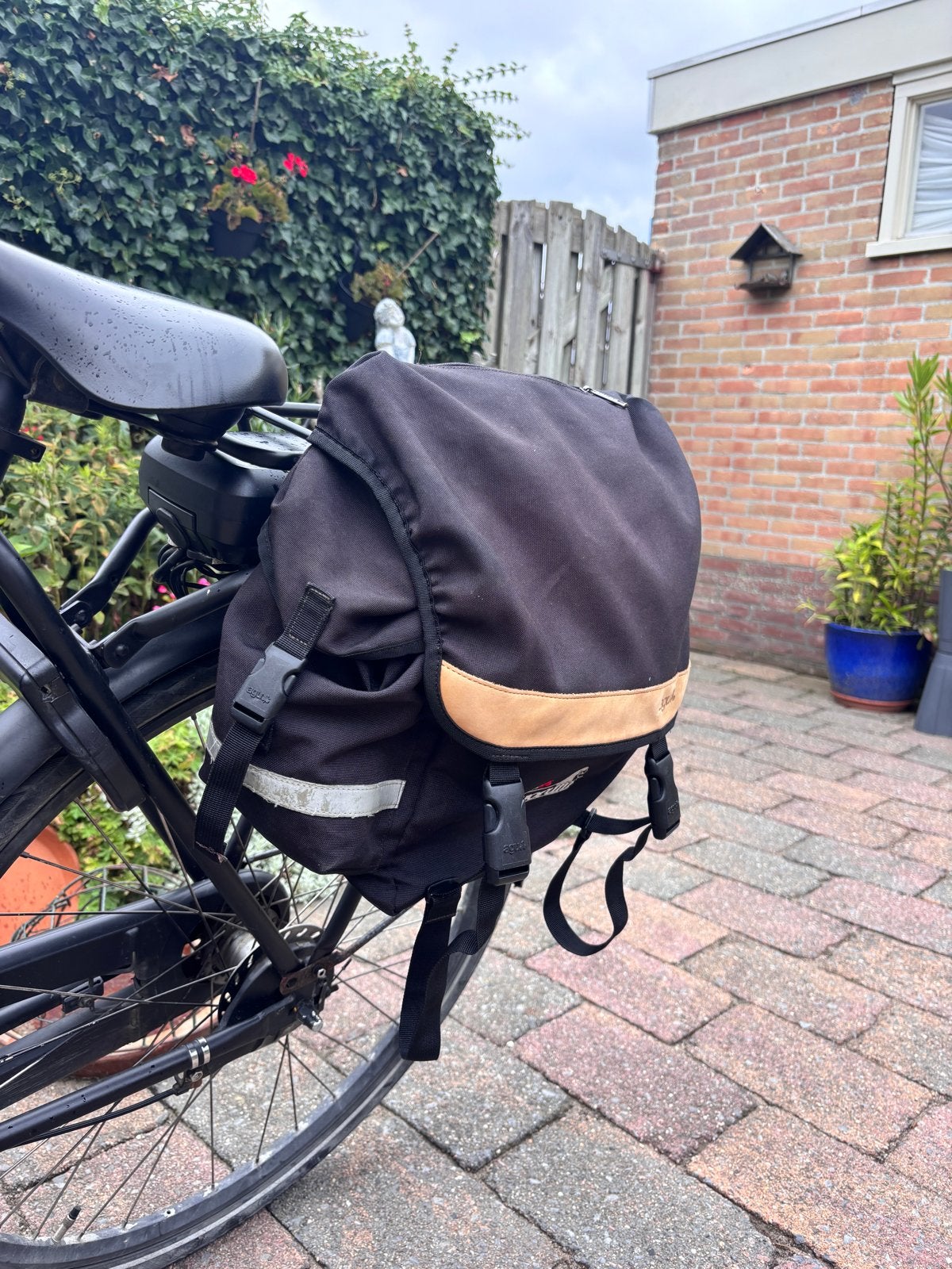 AGU Quorum fietstas met ingebouwde regenhoes, Ophalen of Verzenden, Gebruikt