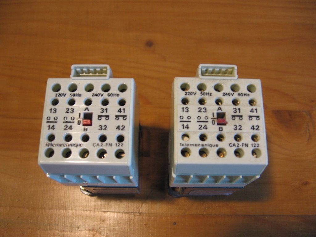 Telemecanique magneetschakelaar CA2-FN-122., Hobby en Vrije tijd, Ophalen of Verzenden, Gebruikt