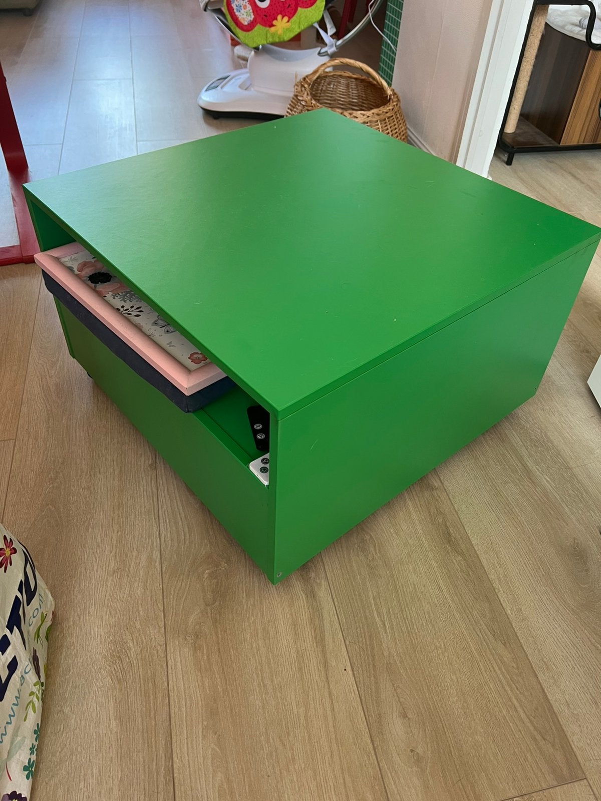 Groene salontafel met 2 verschillende opbergruimtes (Ikea), Ophalen, Zo goed als nieuw