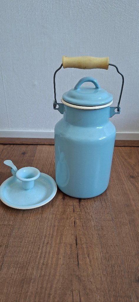 Emaillen melkbus en kaarsenhouder, Ophalen