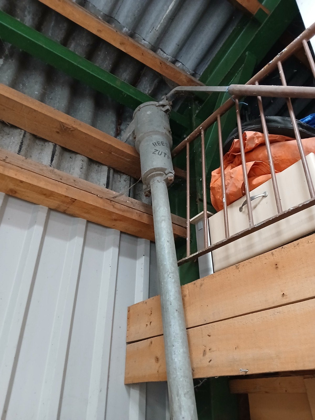 Oude gierpomp gegalvaniseerd, Ophalen