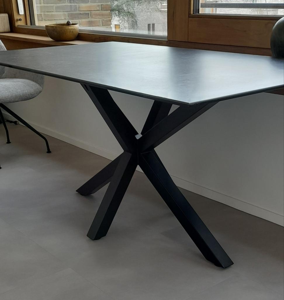 Hele mooie eettafel met zwart composieten blad, Ophalen, Overige materialen, 150 tot 200 cm, Zo goed als nieuw