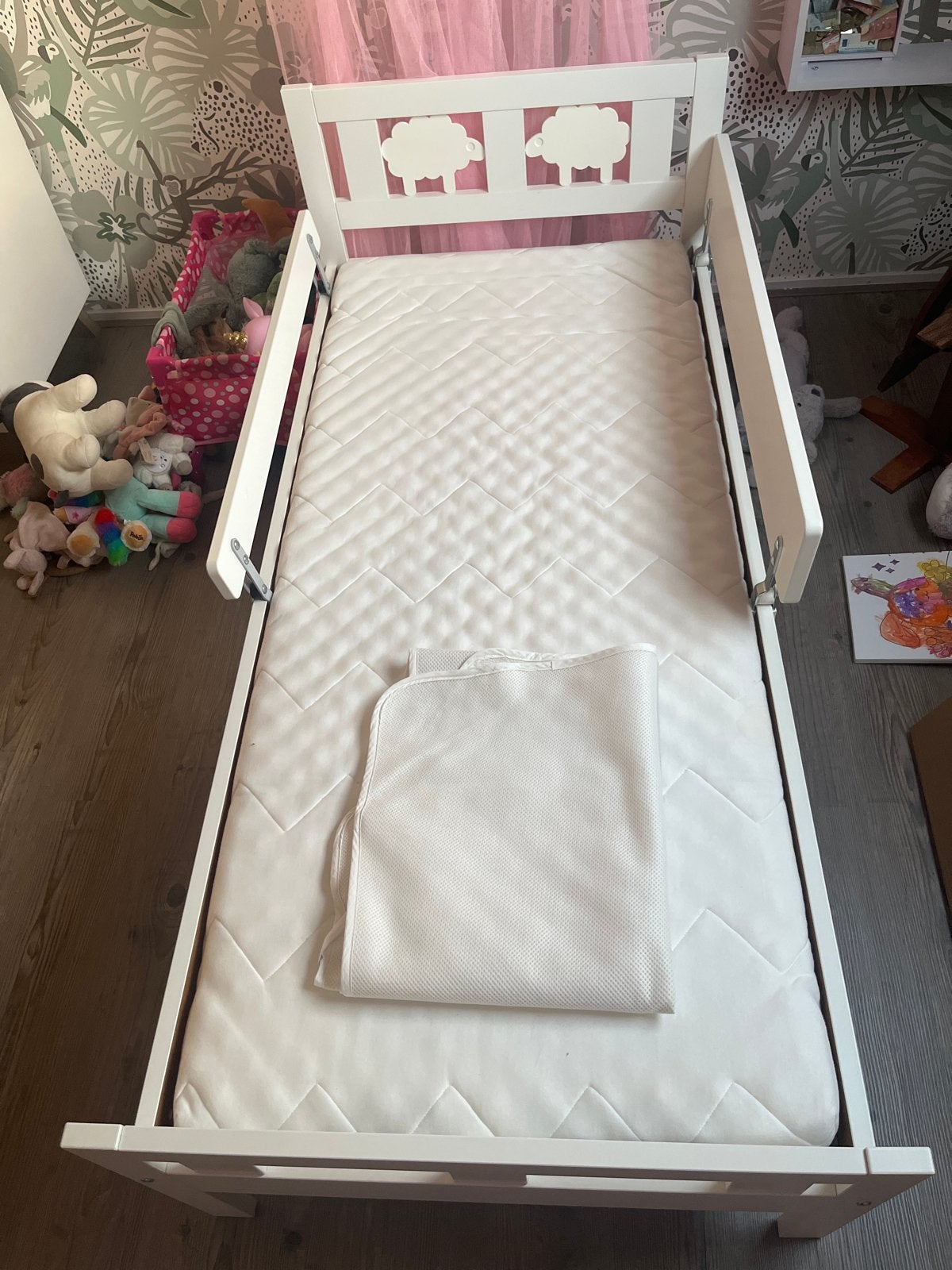 Kinderbed met schaapjes en matras + matrasbeschermer, Huis en Inrichting, Ophalen, Gebruikt, Eenpersoons, Wit