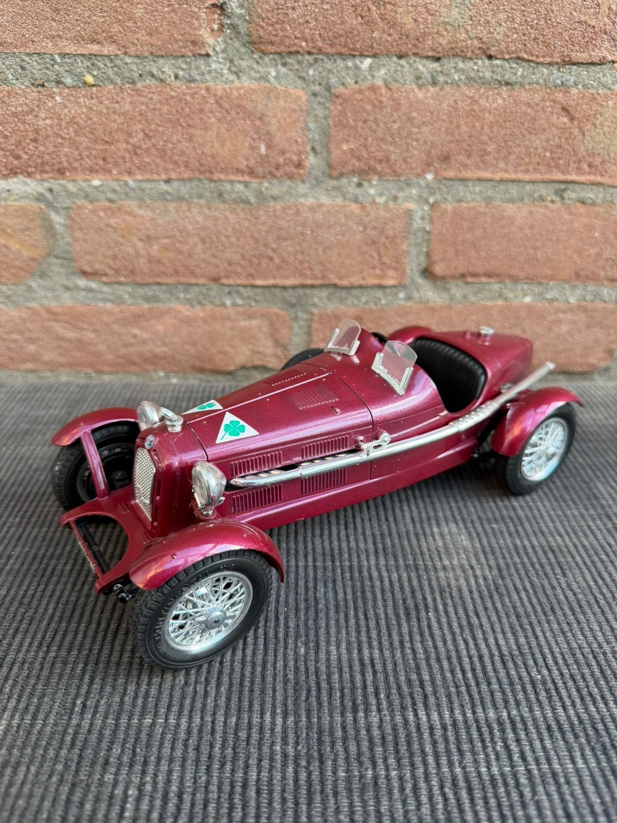 1:18 Alfa Romeo F1 8C Monza ( Bordeaux ), Ophalen of Verzenden, Zo goed als nieuw, Overige merken