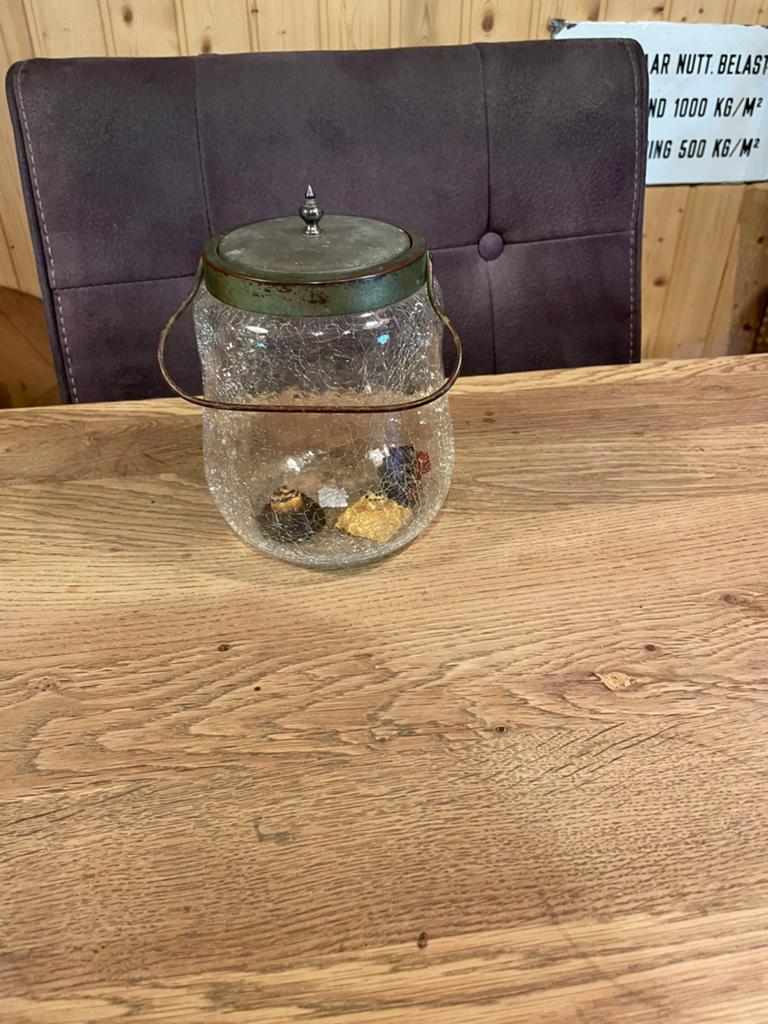 Oude glazen koekjes pot, Ophalen