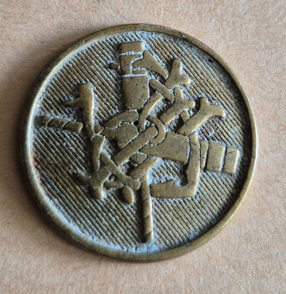 68-103 bodemvondst militaire uniform knoop of speld, Ophalen of Verzenden, Landmacht, Nederland, Embleem of Badge